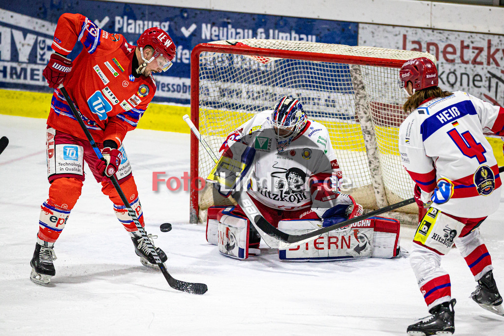 EC Peiting vs Deggendorfer SC | Eishockey Oberliga Süd Vorrunde 2024/2025, EC Peiting vs Deggendorfer SC, 20241228,Torchance Marco HABERMANN (ECP 19),2024-12-28 in Peiting (Eisstadion)Marco HABERMANN (ECP 19), Raphael FÖSSINGER (DSC 92)Copyright: WolfgangxLindner foto-lindner.de