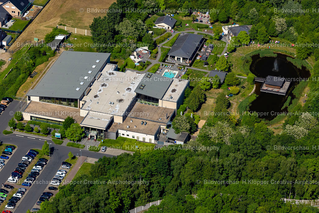 Luftbild Bedurg-3308 | Luftbildfotografie und Luftbild Bedurg Therme und Schwimmbecken am Freibad der Freizeiteinrichtung in Bedbur - Realisiert mit Pictrs.com