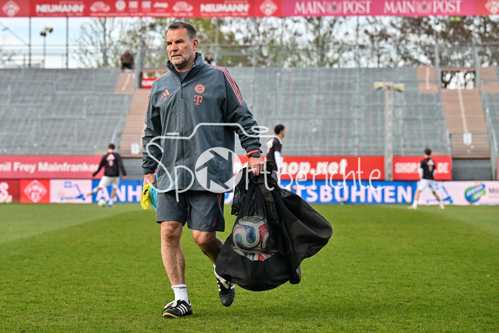 FC Würzburger Kickers - FC Bayern Amateure | WÜRZBURG, DEUTSCHLAND - 10. APRIL: im Bild Dirk TESCHKE CO-Trainer der Bayern Amateure / Einzelfoto / Freisteller vor dem Match zwischen dem FC Würzburger Kickers und den Amateuren des FC Bayern München am 28. Spieltag der Regionalliga Bayern in der AKON Arena