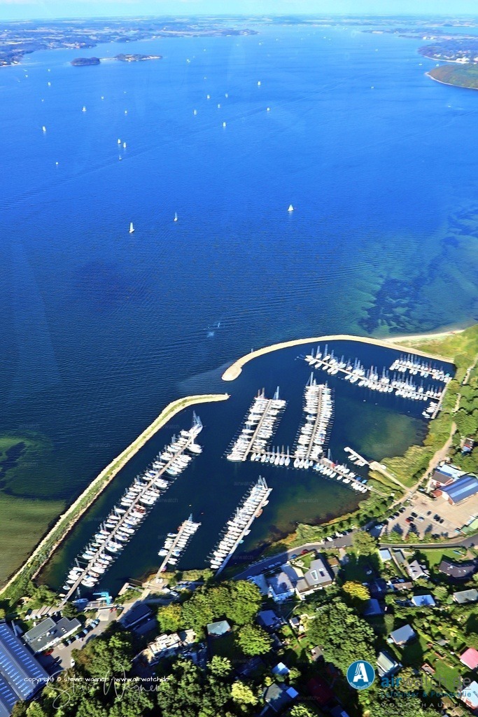 Fahrensodde ist ein Stadtteil von Flensburg an der Flensburger Förde - Luftbild Yachthafen Fahrensodde | Fahrensodde ist ein Stadtteil von Flensburg an der Flensburger Förde und beherbergt einen bedeutenden Yachthafen sowie die Vereinsmarina des Seglervereins Flensburg. Der Hafen dient sowohl als Ausgangspunkt für Segeltörns als auch als Standort für die lokale Regattagemeinschaft Fahrensodde, die regattasportliche Aktivitäten organisiert.