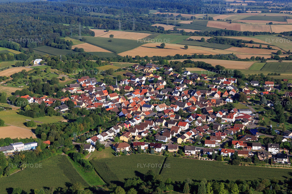 Luftbild: Ortsansicht aus Osten im Ortsteil Oberacker in Kraichtal im Bundesland Baden-Württemberg in Deutschland. Foto: IMG_093913.jpg vom 23.08.2016 durch Werner Riehm/FLY-FOTO.de