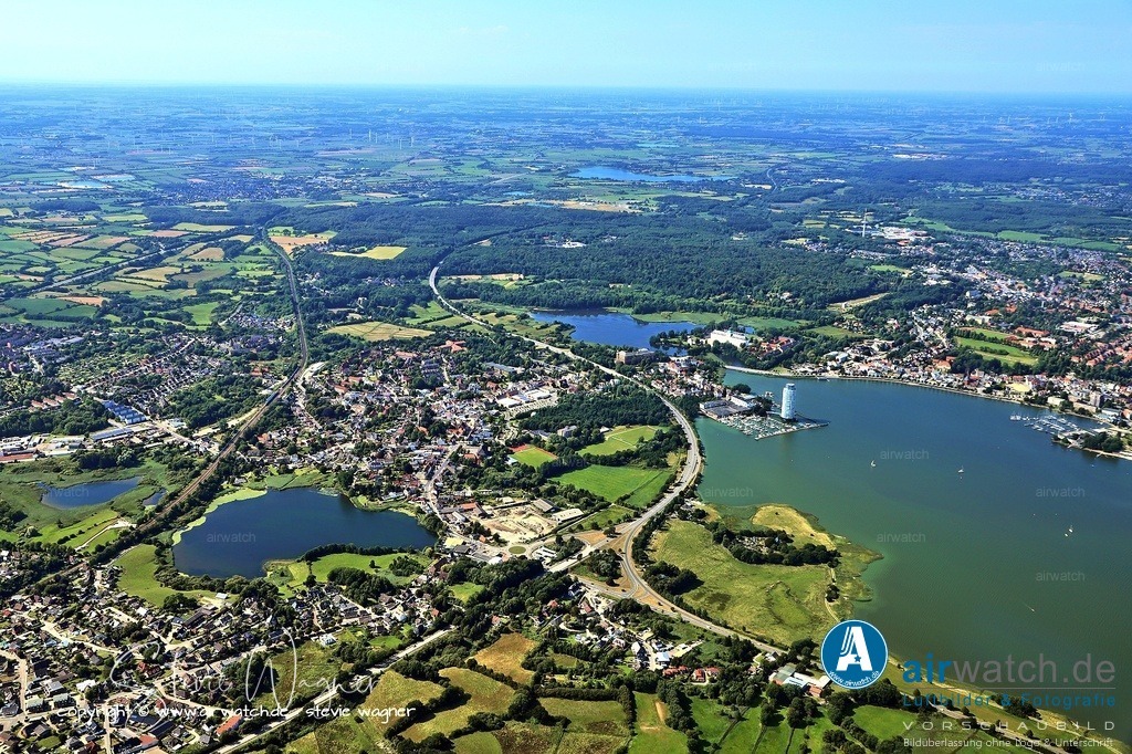 Haithabu wurde im Mittelalter als Handelszentrum bevorzugt - Luftbild | Haithabu wurde im Mittelalter als Handelszentrum bevorzugt, weil es an der Schleswiger Landenge lag – der kürzesten Verbindung zwischen Nord- und Ostsee (nur etwa 18 km).  Diese Lage ermöglichte einen sicheren und effizienten Umschlag von Waren über Land, wodurch der gefährliche Seeweg um Jütland vermieden wurde