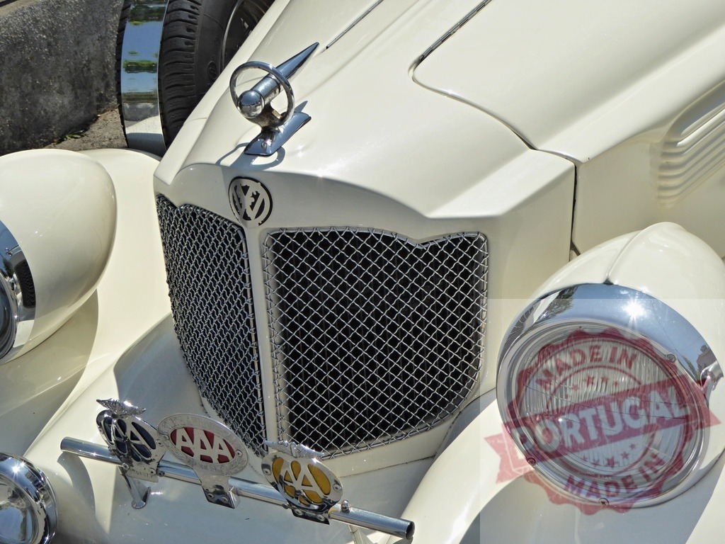 Vintage white car showing chrome grille and headlights | Vintage car displaying chrome details, hood ornament, and AAA badges - Realisiert mit Pictrs.com