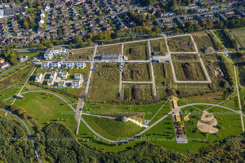 Selm241011618 | Luftbild, Auenpark Baugelände mit Neubau Wohnhäuser, Kunstwerk Kuppel und Spielplatz im Auenpark, Selm, Münsterland, Nordrhein-Westfalen, Deutschland
