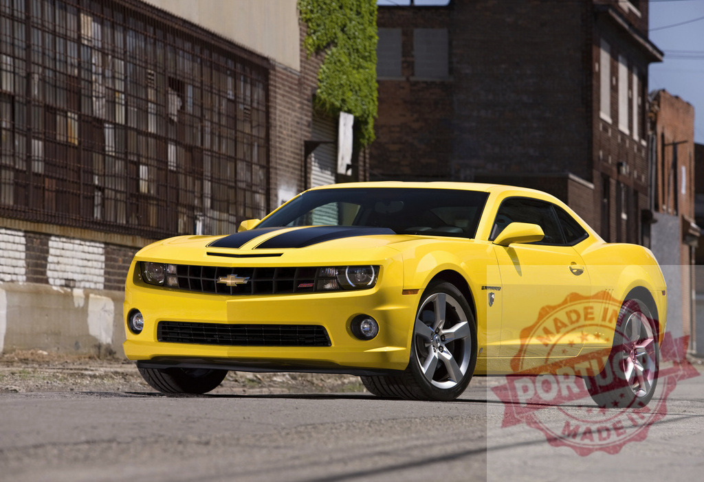 Yellow Chevrolet Camaro coupe parked on urban street | Yellow Chevrolet Camaro muscle car parked on a gritty city street in front of brick buildings - Realisiert mit Pictrs.com