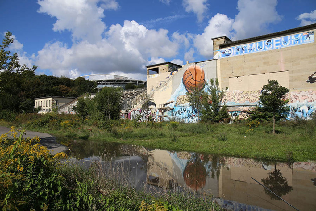 Sportmuseum - ehemaliges Schwimmstadion (Am Sportforum, 2015) | Entdecke über 20 Kategorien Leipzig-Motive: Foto-Downloads, hochwertige Poster, Leinwand- & Fine-Art-Prints. Jetzt Lieblingsfoto im Bildlexikon Leipzig Shop bestellen!