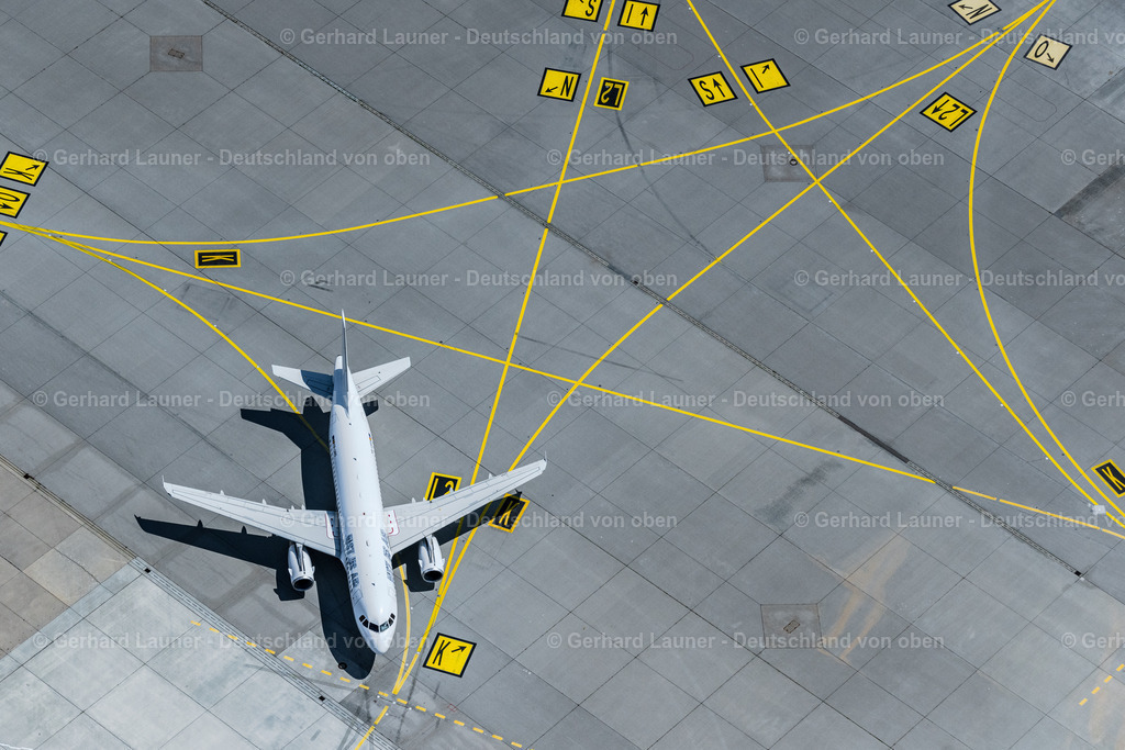 4046590 | LEINFELDEN-ECHTERDINGEN 19.07.2021 Passagierflugzeug Airbus A319 der rumänischen Fluggesellschaft " Just US Air " mit der Kennung YR-URS auf der Startposition auf dem Flughafen Stuttgart in Leinfelden-Echterdingen im Bundesland Baden-Württemberg, Deutschland. Weiterführende Informationen bei: Flughafen Stuttgart GmbH. // Passenger aircraft Airbus A319 of the romanian airline" Just US Air " with the registration YR-URS on the take-off position at Stuttgart Airport in Leinfelden-Echterdingen in the state Baden-Wuerttemberg, Germany. Further information at: Flughafen Stuttgart GmbH. Foto: Gerhard Launer