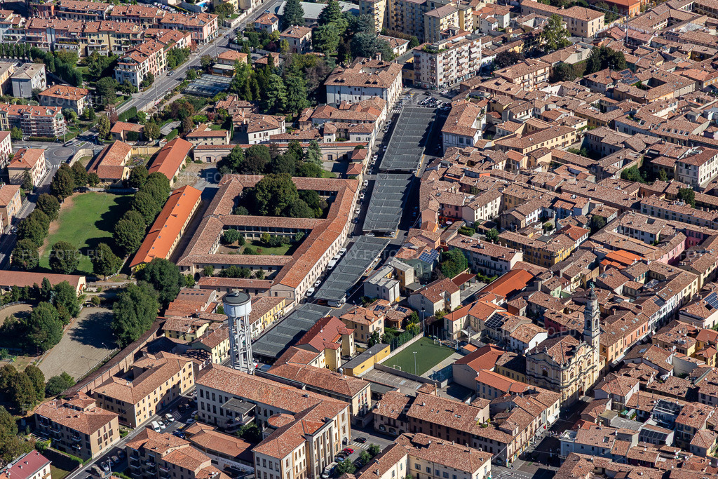 Vue aérienne: Marché Coperto, Via Giuseppe Verdi à Crema dans le département Cremona, Italie. Photo: IMG_134417.jpg prise le 18/09/2022 par Werner Riehm/FLY-FOTO.euRésolution de l'original: 5472 x 3648 px
