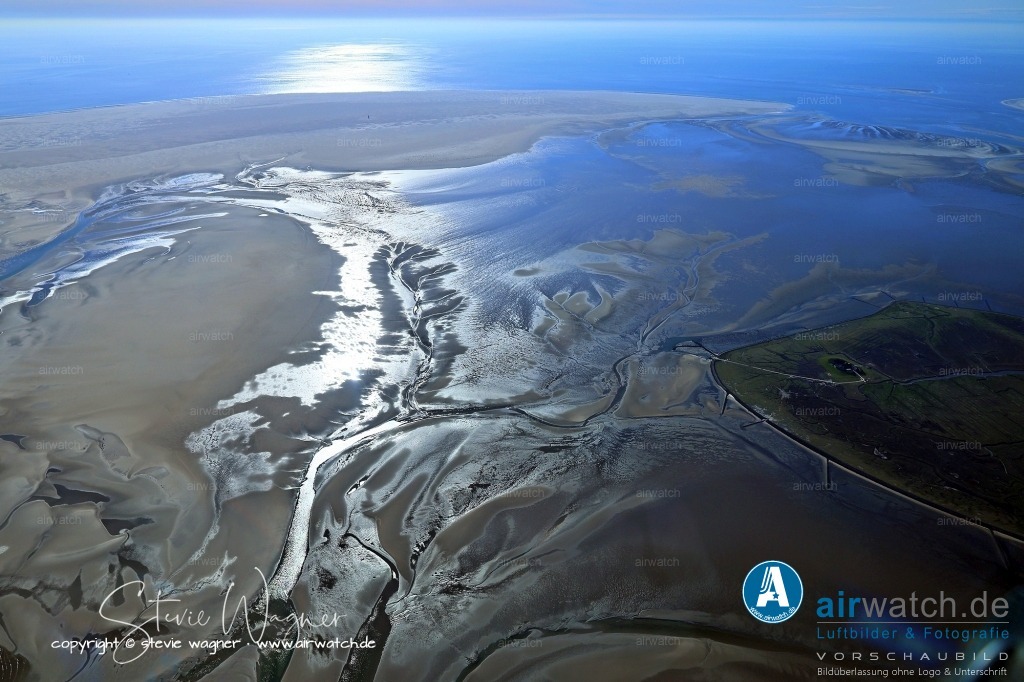 Luftbild Hallig Süderoog  | Das Wattenmeer vor der Hallig Süderoog liegt im nordfriesischen Wattenmeer vor der Westküste Schleswig-Holsteins und ist Teil des Nationalpark Schleswig-Holsteinisches Wattenmeer, eines UNESCO-Weltnaturerbes.