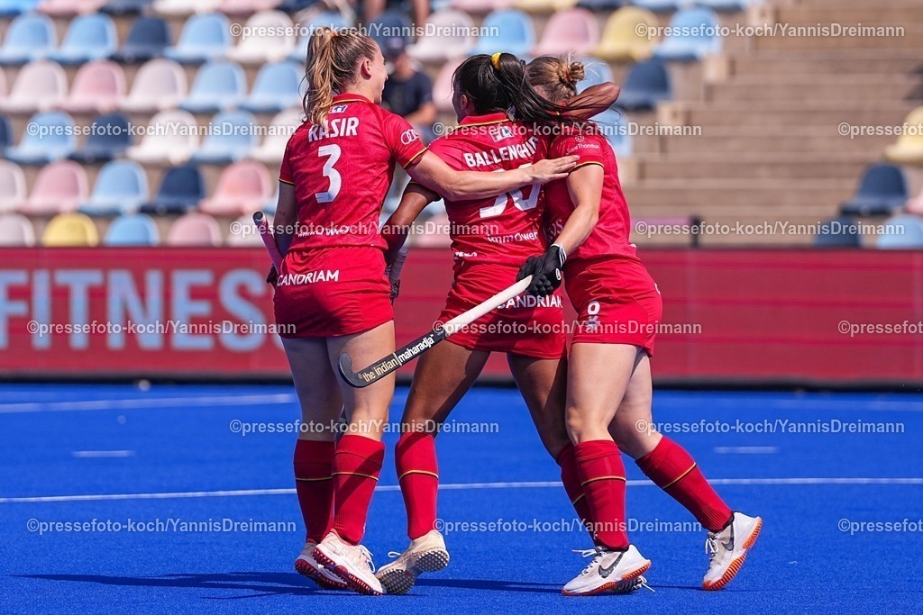 xydrx13082502013 | 13.08.2025, xydrx, Frauen EuroHockey Championship 2025, Gruppenphase, Gruppe B, Belgien - Schottland, Sparkassenpark Mönchengladbach: Torjubel nach dem Tor zum 1:0 für die Belgische Feldhockey Nationalmannschaft durch Torschütze Ambre Ballenghien (BEL #30) zusammen mit Charlotte Englebert (BEL #6) und Justine Rasir (BEL #3)