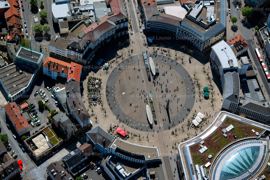 3800532 | Der Königsplatz ist ein runder Platz im Zentrum von Kassel. Er trennt die Obere von der Unteren Königsstraße und wird von der Straßenbahn zentral durchquert, die entlang dieser Straßen verkehrt. Insgesamt münden sechs Straßen auf den Königsplatz. Heute ist er Teil der Fußgängerzone in der Innenstadt
