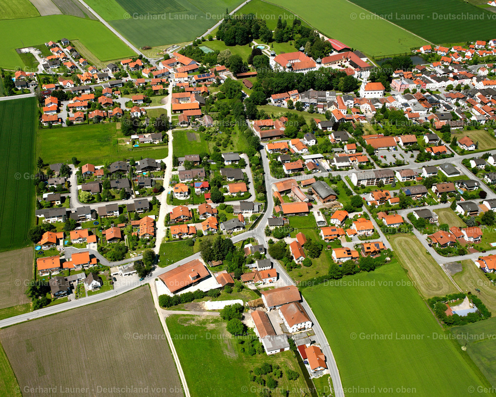 2600786 | NEUE HEIMAT 09.06.2006 Ortsansicht am Rande von landwirtschaftlichen Feldern und Nutzflächen  in Neue Heimat im Bundesland Bayern, Deutschland // Village view on the edge of agricultural fields and land  in Neue Heimat in the state Bavaria, Germany Foto: Gerhard Launer