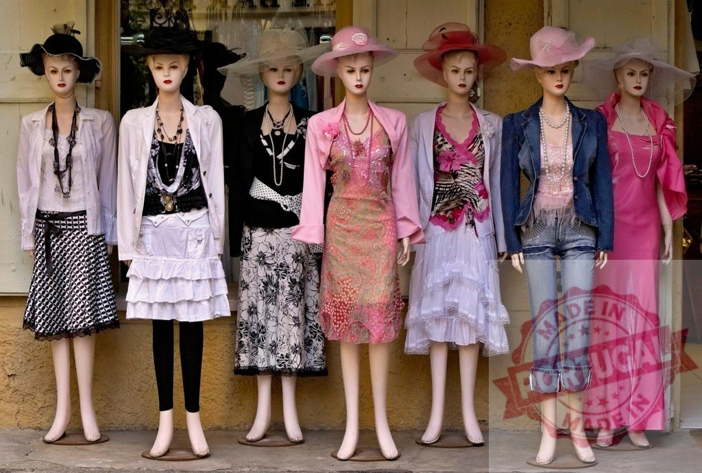 Storefront display mannequins showcasing fashion clothing and accessories | Storefront mannequins modeling a variety of clothing, hats, and jewelry outside a boutique - Realisiert mit Pictrs.com