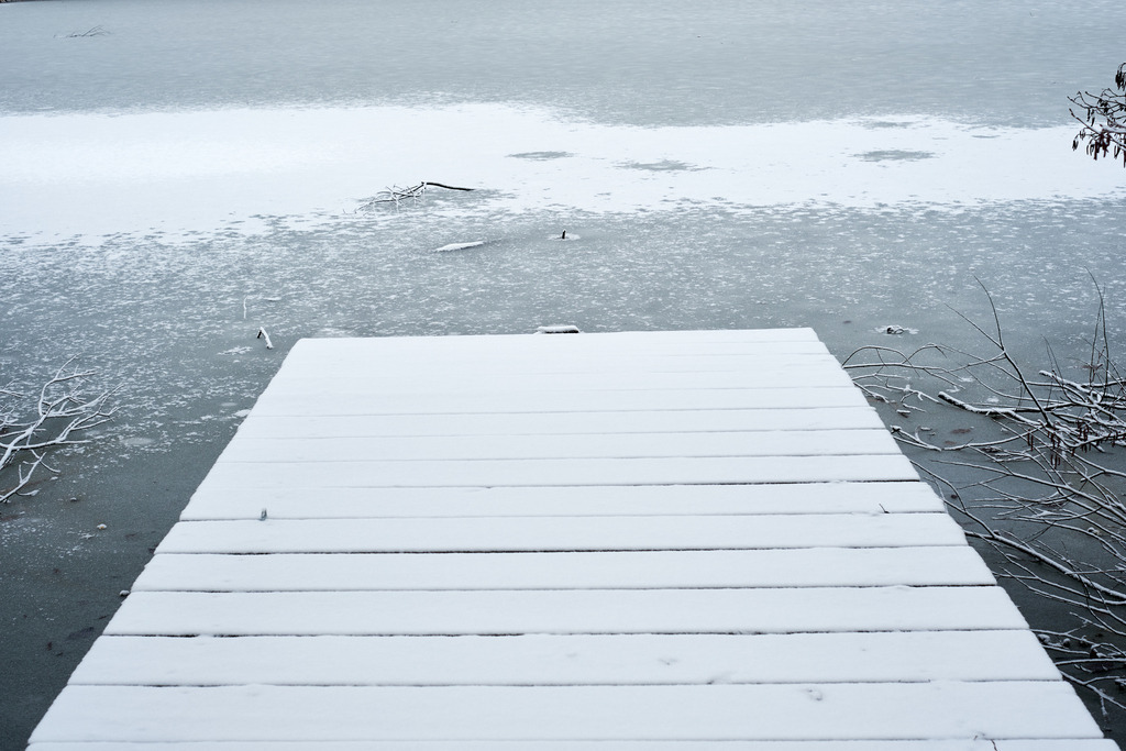 Holzsteg im zugefrorenen See | Rauchwart, Austria - January 24, 2022: Holzsteg im zugefrorenen See. - Realisiert mit Pictrs.com