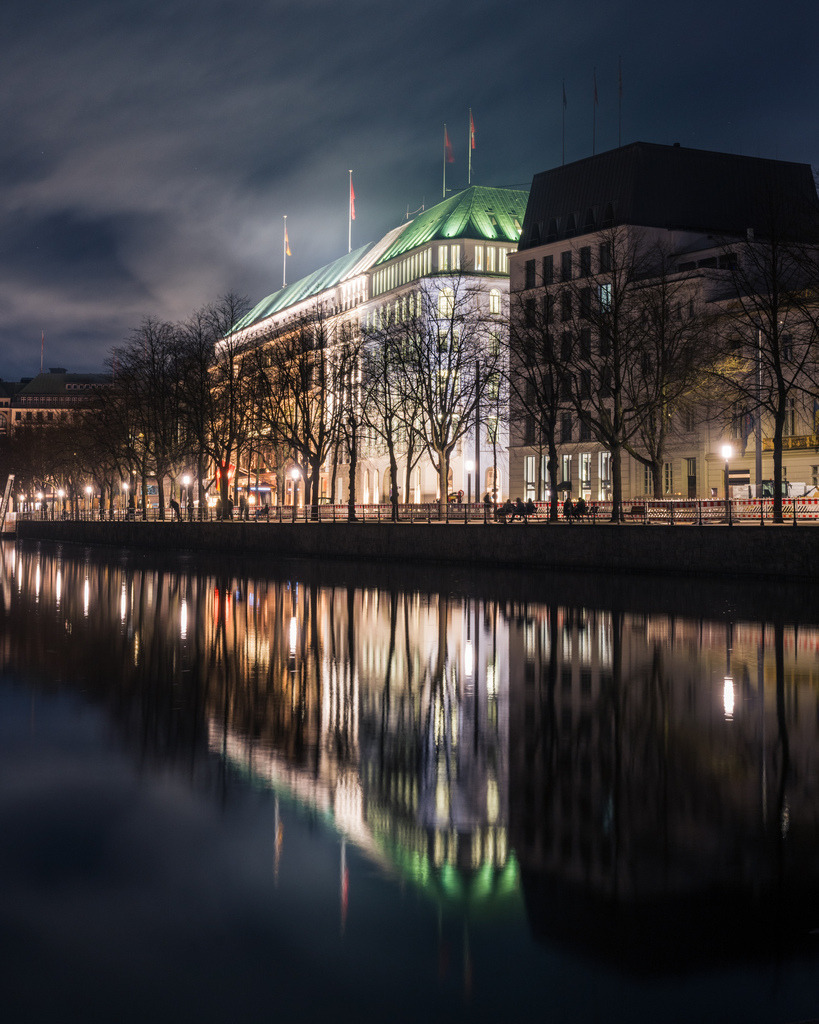 Hamburg an der Alster bei Nacht | Beleuchtete Architektur am Hamburger Alsterufer spiegelt sich im ruhigen Wasser. Die klare Nachtaufnahme verbindet klassische Architektur mit der Atmosphäre der Hamburger Innenstadt. - Realisiert mit Pictrs.com