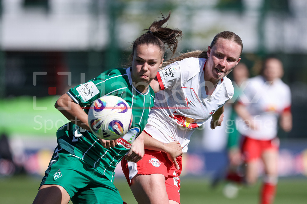 Fussball, Google Pixel Frauen-Bundesliga, RB Leipzig - SV Werder Bremen | v.li.: Maja Sternad (SV Werder Bremen, 11) und Nikoline Dudek (RB Leipzig, 24) im Zweikampf, Duell, Dynamik, Aktion, Action, Spielszene, DIE DFB-RICHTLINIEN UNTERSAGEN JEGLICHE NUTZUNG VON FOTOS ALS SEQUENZBILDER UND/ODER VIDEOÄHNLICHE FOTOSTRECKEN. DFB REGULATIONS PROHIBIT ANY USE OF PHOTOGRAPHS AS IMAGE SEQUENCES AND/OR QUASI-VIDEO.