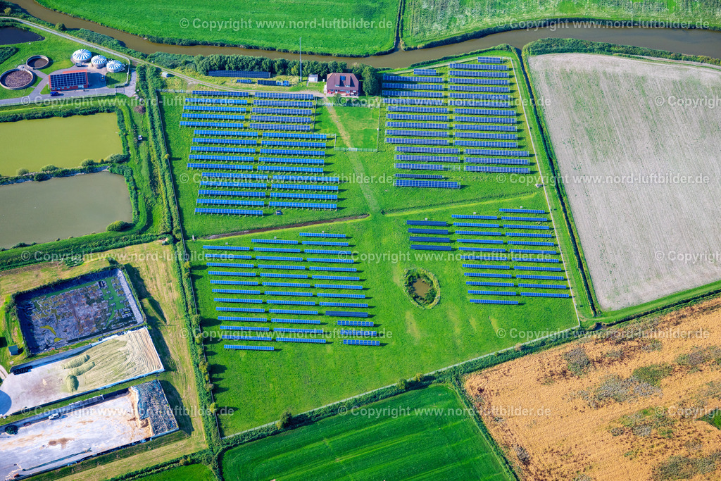 Pellworm_Solaranlage_ELS_0504130825 | PELLWORM 13.08.2025 Solarkraftwerk und Photovoltaik- Anlagen auf einem Feld in Pellworm Nordfriesland im Bundesland Schleswig-Holstein, Deutschland. // Solar power plant and photovoltaic systems on a field in Pellworm North Friesland in the state Schleswig-Holstein, Germany. Foto: Martin Elsen
