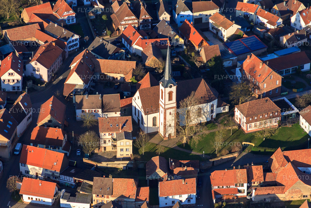 Luftbild: Kath. Kirche St. Laurentius und Laurentiusgarten in der Pfaffengasse in Göcklingen im Bundesland Rheinland-Pfalz in Deutschland. Foto: IMG_62414.jpg vom 24.02.2014 durch Werner Riehm/FLY-FOTO.de