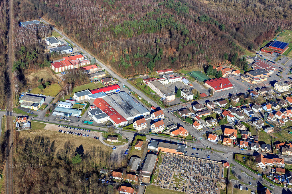 Vue aérienne: Cimetière et NORMA vus de l'ouest, avec le collège Charles de Gaulle. à Seltz dans le département Bas Rhin, France – .Photo: IMG_104837.jpg prise le 14/03/2018 par Werner Riehm/FLY-FOTO.eu – Résolution de l'original: 5250 x 3500 px – Collège Charles de Gaulle