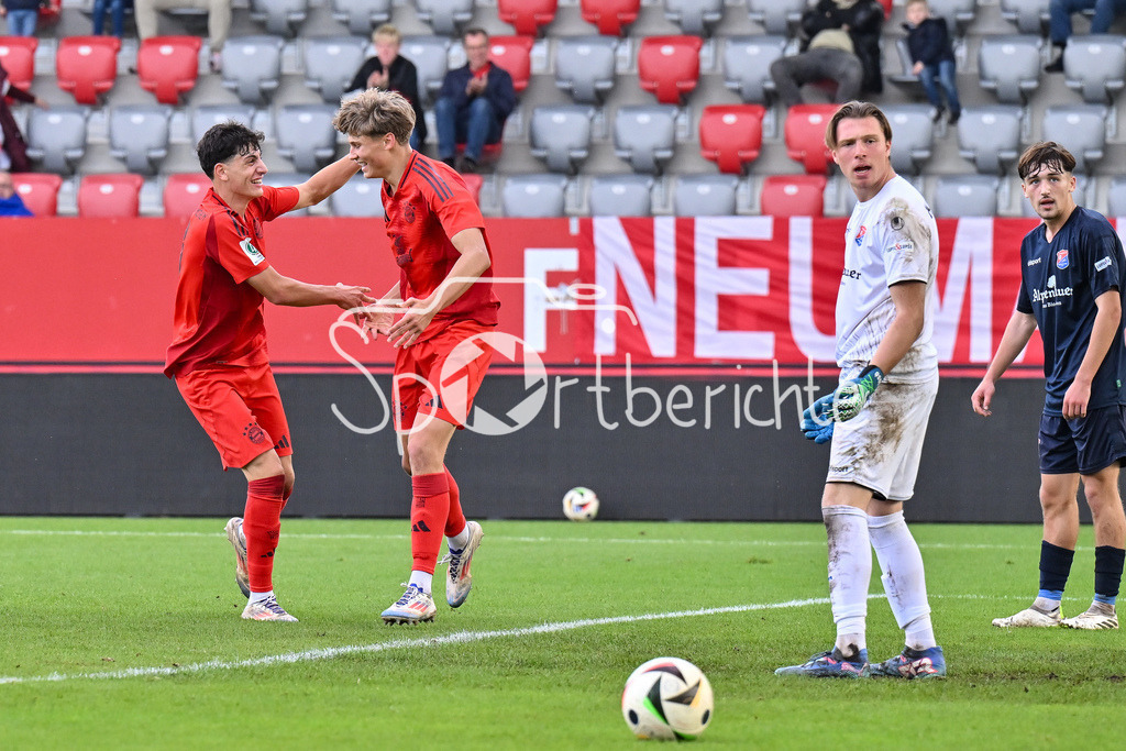 FC Bayern München U19 - SpVgg Unterhaching U19 | Jubel der Bayern nach dem Treffer zum 2-1 durch Magnus DALPIAZ (FC Bayern München U19 #2) / Freude / Happy / Tor / Torschuetze