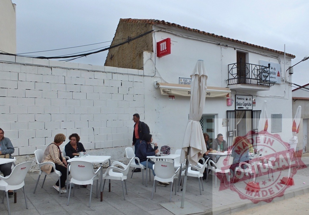 People relaxing outdoors Dulce Capricho cafe terrace | People enjoying leisure time on an outdoor terrace at Dulce Capricho cafe - Realisiert mit Pictrs.com
