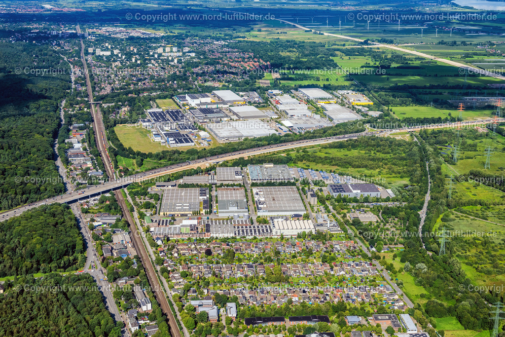Hamburg_Harburg_Mercedes_Gewerbegebiet_ELS_1546050823 | HAMBURG 05.08.2023 Gebäude und Produktionshallen auf dem Werksgelände der Daimler AG an der Mercedesstraße im Ortsteil Heimfeld in Hamburg, Deutschland. Weiterführende Informationen bei: Daimler AG. // Building and production halls on the premises of Daimler AG on Mercedesstrasse in the district Heimfeld in Hamburg, Germany. Further information at: Daimler AG. Foto: Martin Elsen