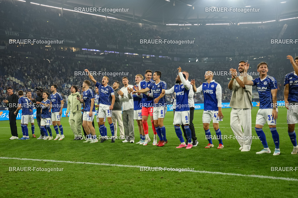 1_S04BER_20250801_4502.JPG -  - FC Schalke 04 - Hertha BSC Berlin - 2. Bundesliga | Gelsenkirchen, Deutschland, 01.08.25: Spieler von FC Schalke 04 feiern den Sieg waehrend des Spiels der 2. Bundesliga zwischen FC Schalke 04 - Hertha BSC Berlin in der Veltins-Arena am 01. August 2025 in Gelsenkirchen, Deutschland. (Foto von Stefan Brauer/Brauer-Fotoagentur)DFB/DFL REGULATIONS PROHIBIT ANY USE OF PHOTOGRAPHS AS IMAGE SEQUENCES AND/OR QUASI-VIDEO.