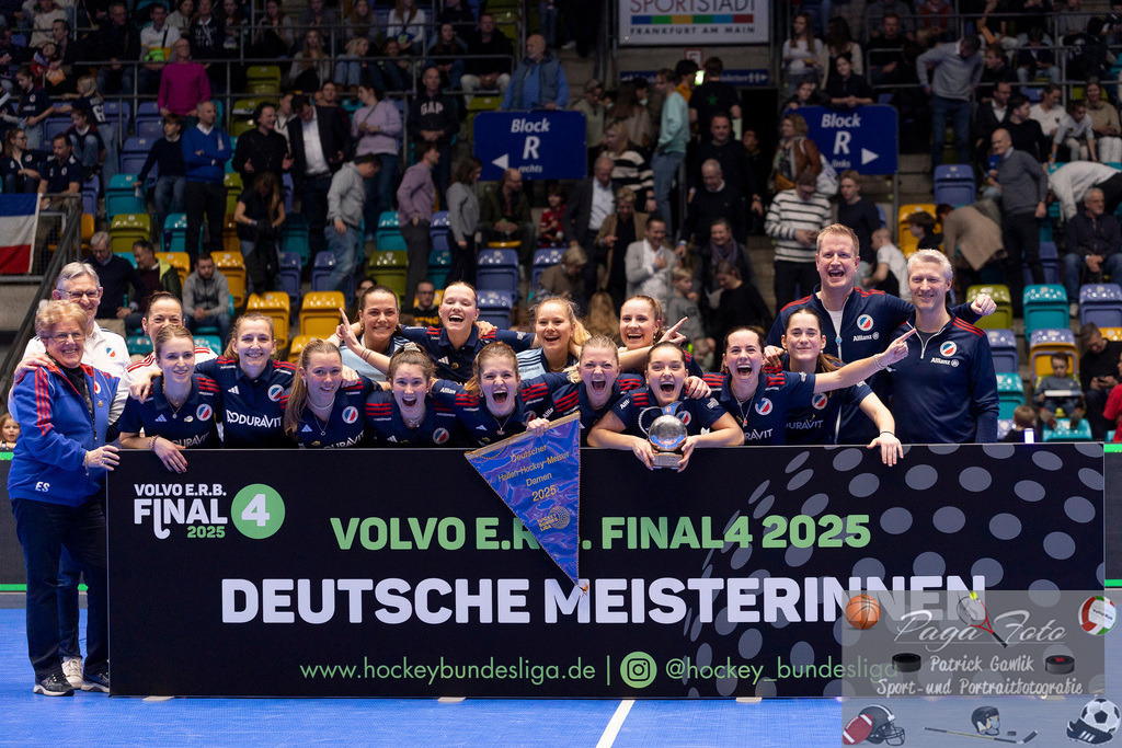 Volvo E.R.B. Final 4 Finale Frauen: Berliner HC - Mannheimer HC, 26.01.2025 | Team der Mannheimerinnen bejubeln die eutsche Meisterschaft 2025 mit Julie Pieper (Mannheimer HC #3) &amp; Nadine Kanter (Mannheimer HC #) &amp; Fiona Felber (Mannheimer HC #6) &amp; Leonie Weissenberger / Weißenberger (Mannheimer HC #7) &amp; Sonja Zimmermann (Mannheimer HC #11) &amp; Chiara Vischer (Mannheimer HC #13) &amp; Alexine Matthysen (Mannheimer HC #16) &amp; Lisa Mayerhöfer (Mannheimer HC #17) &amp; Verena Neumann (Mannheimer HC #19) &amp; Carla Mees (Mannheimer HC #23) &amp; Linda Bens (Mannheimer HC #24) &amp; Carolin Seidel (Mannheimer HC #32) &amp; Charlotte Hendrix (Mannheimer HC #48) &amp; Laura Schubert (Mannheimer HC #56), Berliner HC - Mannheimer HC, Frankfurt, Süwag Arena, 26.1.2025 - Realisiert mit Pictrs.com