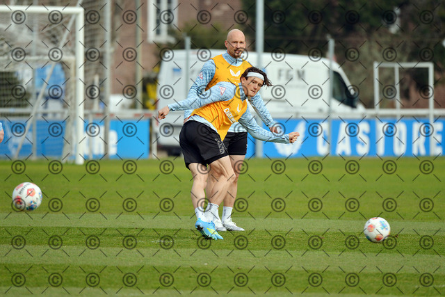 RGE_8546b | Hertha BSC, 2.Bundesliga, Herren, Training, Saison 2025/26, im Bild vorn Fabian Reese ( Hertha BSC ), Toni Leistner ( Hertha BSC ), Dienstag 24.03. 2026,   Fotograf:   Ralf Gebhardt - Realisiert mit Pictrs.com