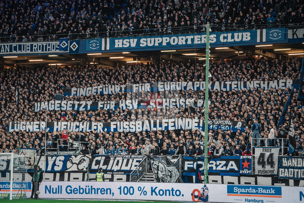Fußball | Männer | Saison 2025/2026 | 1. Fußball-Bundesliga | 24. Spieltag | Hamburger SV vs. RB Leipzig | 01.03.2026 | Banner Transparent der HSV Fans: Eingeführt für Europapokalteilnehmer umgesetzt für HSV Scheiss RB Lügner, Heuchler, Fussballfeinde! DFL