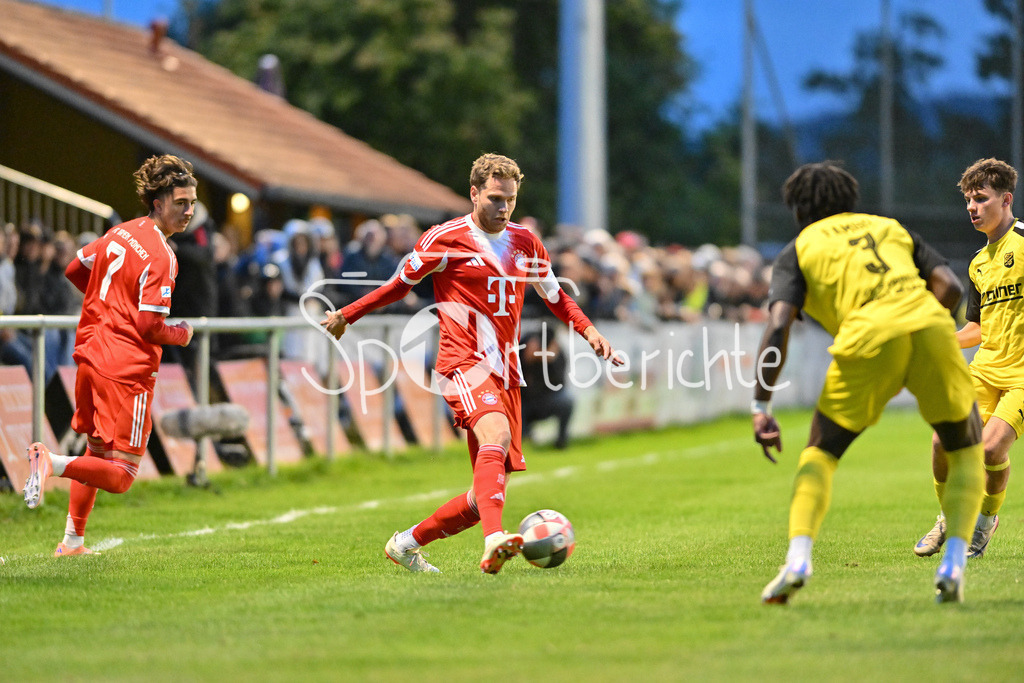 DJK Vilzing - FC Bayern Amateure | am Ball Benno SCHMITZ (FC Bayern Muenchen II 6) / Regionalliga Bayern: DJK Vilzing - FC Bayern Amateure; Manfred-Zollner Stadion am 23.09.2025