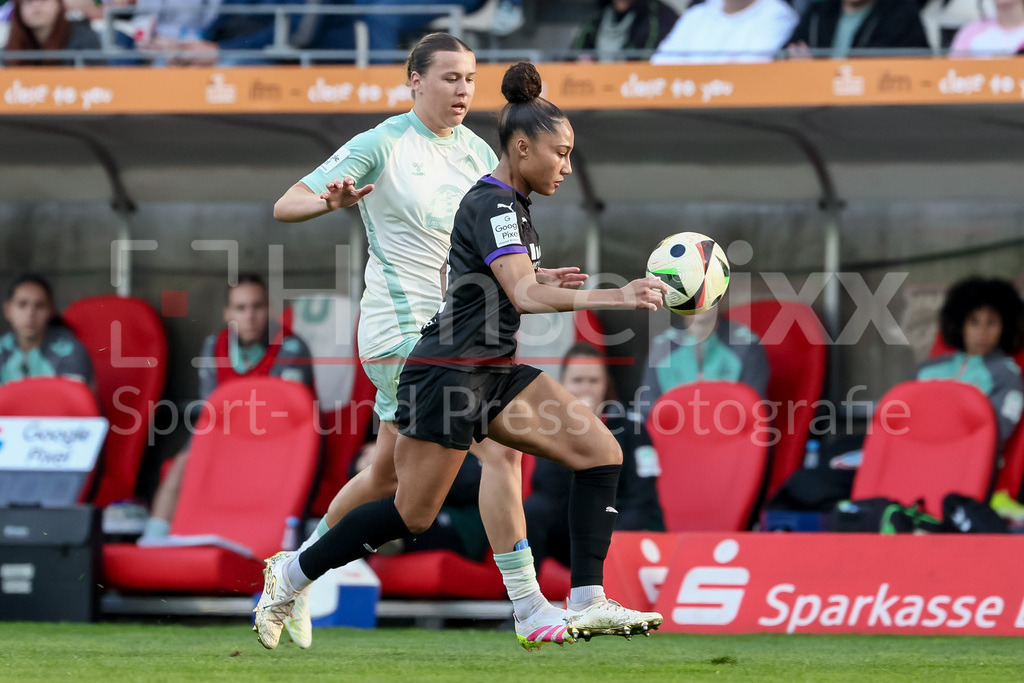 Fussball, Google Pixel Frauen-Bundesliga, SGS Essen - SV Werder Bremen | v.li.: Larissa Mühlhaus (SV Werder Bremen, 7) und Vanessa Fürst (SGS Essen, 8) im Zweikampf, Duell, Dynamik, Aktion, Action, Spielszene, DIE DFB-RICHTLINIEN UNTERSAGEN JEGLICHE NUTZUNG VON FOTOS ALS SEQUENZBILDER UND/ODER VIDEOÄHNLICHE FOTOSTRECKEN. DFB REGULATIONS PROHIBIT ANY USE OF PHOTOGRAPHS AS IMAGE SEQUENCES AND/OR QUASI-VIDEO.