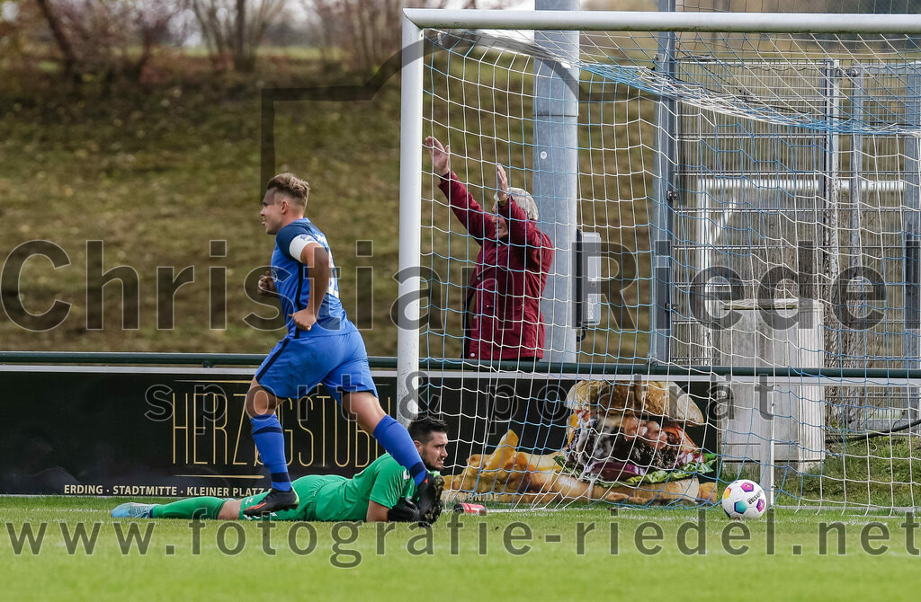 2023-11-04_047_FC_Langengeisling_gegen_VfL_Waldkraiburg | Erding, Deutschland, 04.11.2023:
Fußball, Bezirksliga Oberbayern Ost 2023 / 2024, 16. Spieltag, FC Langengeisling gegen VfL Waldkraiburg, Endergebnis: 2:0

Hannes Dornauer (FC Langengeisling, #33), Torwart Bekir Karatepe (VfL Waldkraiburg, #42)

Foto: Christian Riedel / fotografie-riedel.net