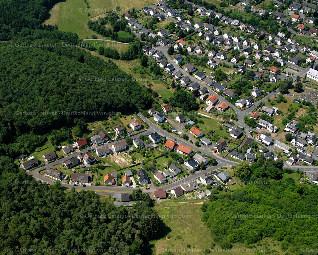 2610700 | MERKENBACH 09.06.2006 Von Wald und Forstgebieten umgebener Ortskern der Straßen und Häuser und Wohngebiete in Merkenbach im Bundesland Hessen, Deutschland // Surrounded by forest and forest areas center of the streets and houses and residential areas in Merkenbach in the state Hesse, Germany Foto: Gerhard Launer