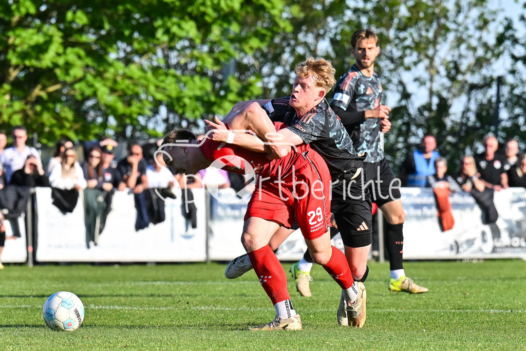 TSV Aubstadt - FC Bayern Amateure | Im Duell Marco NICKEL (TSV Aubstadt 29) und Lennard BECKER (FC Bayern München II #4 / Zweikampf / Regionalliga Bayern: TSV Aubstadt - FC Bayern Muenchen II, NGN-Arena am 23.04.2025