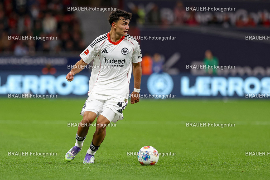 Bayer 04 Leverkusen vs Eintracht Frankfurt - Bundesliga  | Leverkusen, Deutschland, 12.09.25:   Can Yilmaz Uzun (Eintracht Frankfurt) in Aktion am Ball, Einzelaktion waehrend des Spiels der Bundesliga zwischen  Bayer 04 Leverkusen vs Eintracht Frankfurt in der BayArena(Foto von Brauer-Fotoagentur / Adrian Schlueter)