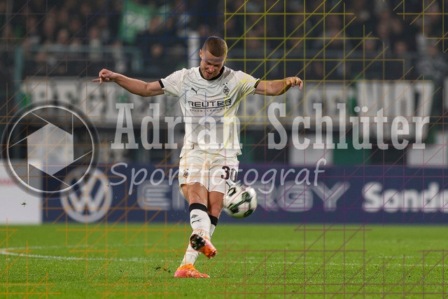 Borussia Mönchengladbach vs Karlsruher SC - DFB-Pokal 2. Runde | Mönchengladbach, Deutschland, 28.10.25:   Nico Elvedi (Borussia Mönchengladbach) in Aktion am Ball, Einzelaktion waehrend des Spiels der DFB-Pokal 2. Runde zwischen Borussia Mönchengladbach vs Karlsruher SC im Stadion im Borussia Park(Foto von Brauer-Fotoagentur / Adrian Schlueter)