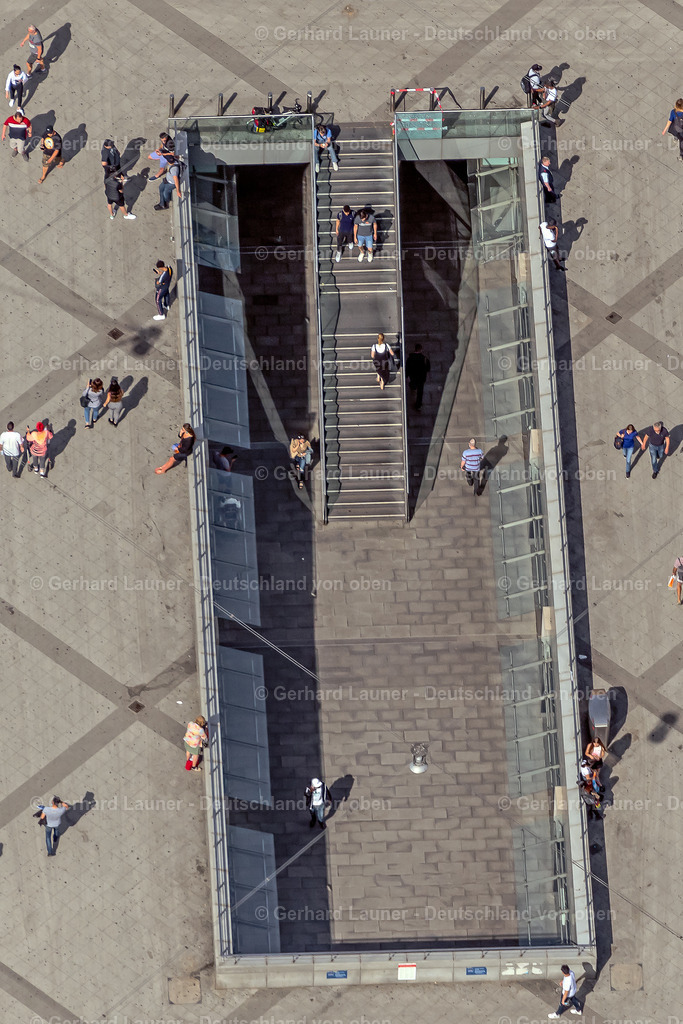 4030986 | HANNOVER 02.06.2020 Gleisverlauf und Gebäude des Hauptbahnhofes der Deutschen Bahn am Ernst-August-Platz in Hannover im Bundesland Niedersachsen, Deutschland. // Track progress and building of the main station of the railway in Hannover in the state Lower Saxony, Germany. Foto: Gerhard Launer