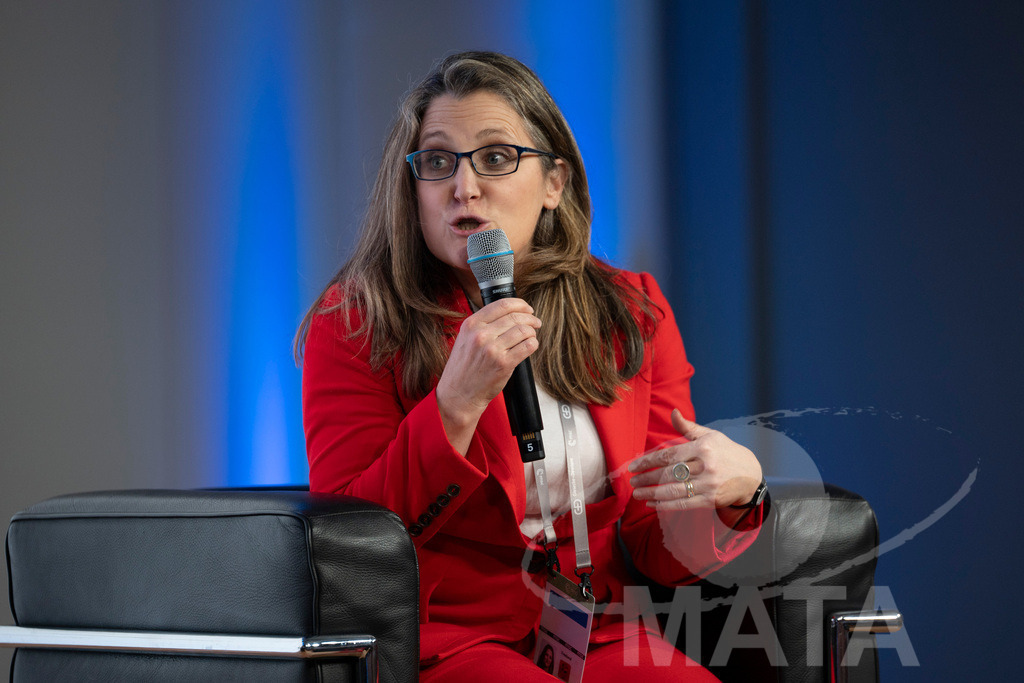 _DWA3129 | Die MSC Security and Literature Series der Münchner Sicherheitskonferenz wird von der ZEIT mitveranstaltet und vom Literaturhaus München unterstützt. Am Donnerstag, 12. Februar (19-20 Uhr), spricht Autor Serhiy Zhadan aus Charkiw mit Chrystia Freeland, Sonderbeauftragte für den Wiederaufbau der Ukraine und ehemalige stellvertretende Premierministerin Kanadas, über die Zukunft der Ukraine - Realisiert mit Pictrs.com