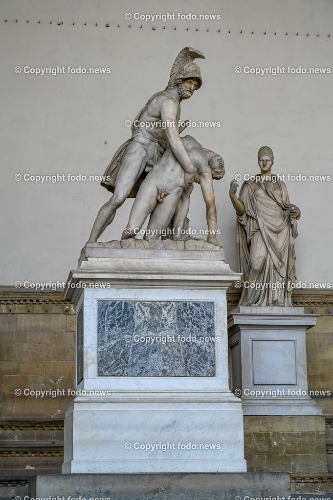 Italien_ Toscana_ Florenz_ 30.05.2024-223 | 30.05.2024, Italien, ITA, Toskana, Florenz im Bild Stadtansichten, Gebäude, Architektur, Touristen, Historisch, Souvenir, Altstadt, Museum, Statuen, Skulpturen, Piazza della Signoria, Statue David, Palazzo Vecchio, Neptunbrunnen, Piazza della Repubblica, Ponte Vecchio, Brücke, Uffizien, Kathedrale Santa Maria del Fiore, Arno, Fluß


Florenz, Firenze, ist eine italienische Großstadt. Nach Einwohnern ist sie die achtgrößte Stadt Italiens. Florenz ist die Hauptstadt sowie größte Stadt der Region Toskana und der Metropolitanstadt Florenz, in der etwa eine Million Menschen leben. Florenz ist für seine Geschichte berühmt. Leonardo da Vinci verbrachte große Teile seiner Jugend in Florenz, Michelangelo fand Unterschlupf in der Kirche der Medici, Galileo Galilei wohnte als Hofmathematiker in den Palästen der Medici. Von 1865 bis 1871 war die Stadt die Hauptstadt des neu gegründeten Königreichs Italien. Das historische Zentrum von Florenz zieht Jahr für Jahr Millionen von Touristen an. Die historische Innenstadt wurde von der UNESCO im Jahre 1982 zum Weltkulturerbe erklärt. 
Quelle: Wikipedia
