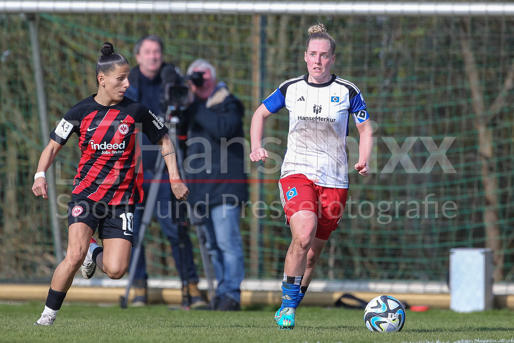 Fussball, 2. Frauen-Bundesliga, Hamburger SV - Eintracht Frankfurt II | v.li.: Valentina Limani (Eintracht Frankfurt II, 10) und Sarah Stöckmann (Hamburger SV, 22) im Zweikampf, Duell, Dynamik, Aktion, Action, Spielszene, DIE DFB-RICHTLINIEN UNTERSAGEN JEGLICHE NUTZUNG VON FOTOS ALS SEQUENZBILDER UND/ODER VIDEOÄHNLICHE FOTOSTRECKEN. DFB REGULATIONS PROHIBIT ANY USE OF PHOTOGRAPHS AS IMAGE SEQUENCES AND/OR QUASI-VIDEO.