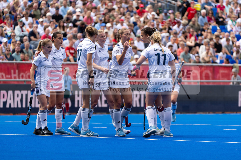 Final4_20250601-1059-HK108282 | Krefeld, Deutschland, 01.06.2025:  Feldhockey Final4 2025 – „Deutsche Feldhockey-Meisterschaften 2025“ Harvestehuder HTC - Düsseldorfer HC (Finale Damen) im Gerd-Wellen-Hockeyanlage am 01.06.2025 in Krefeld, Deutschland. (Foto von Kramhöller/Fehrmann/Kaste)Krefeld, Germany, 01.06.2025: Feldhockey Final4 2025 – „Deutsche Feldhockey-Meisterschaften 2025“ Harvestehuder HTC - Düsseldorfer HC (Finale Damen) in Gerd-Wellen-Hockeyanlage at 01.06.2025 in Krefeld, Deutschland. (Foto from Kramhöller/Fehrmann/Kaste)