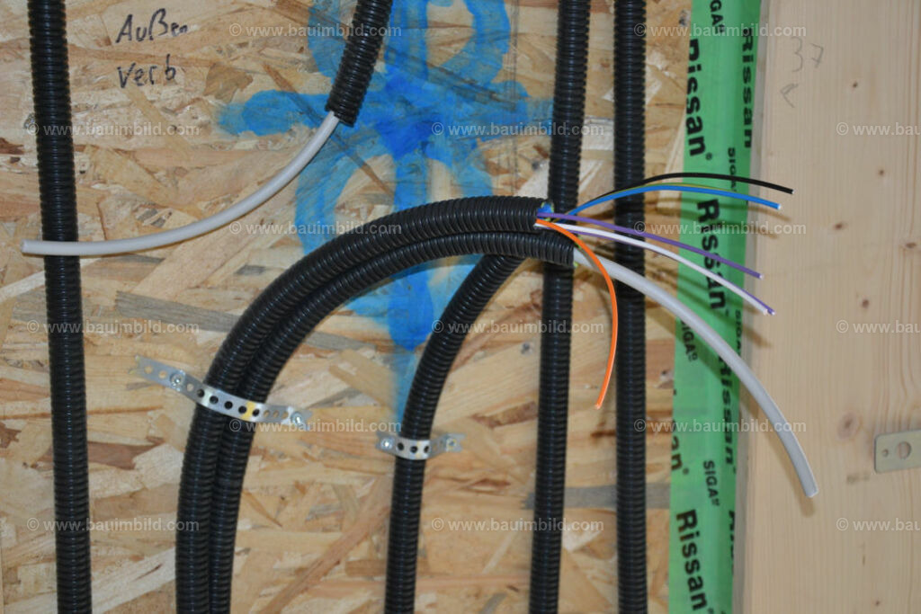 bib-lg17-elektroinstallation-0195 | Nach LV-Leistungsgruppen sortierte Detailfotos über den Bau eines Hauses. Alle Hausbau-Bilder direkt vom Urheber und Autor der Website Haus-Selber-Bauen.com