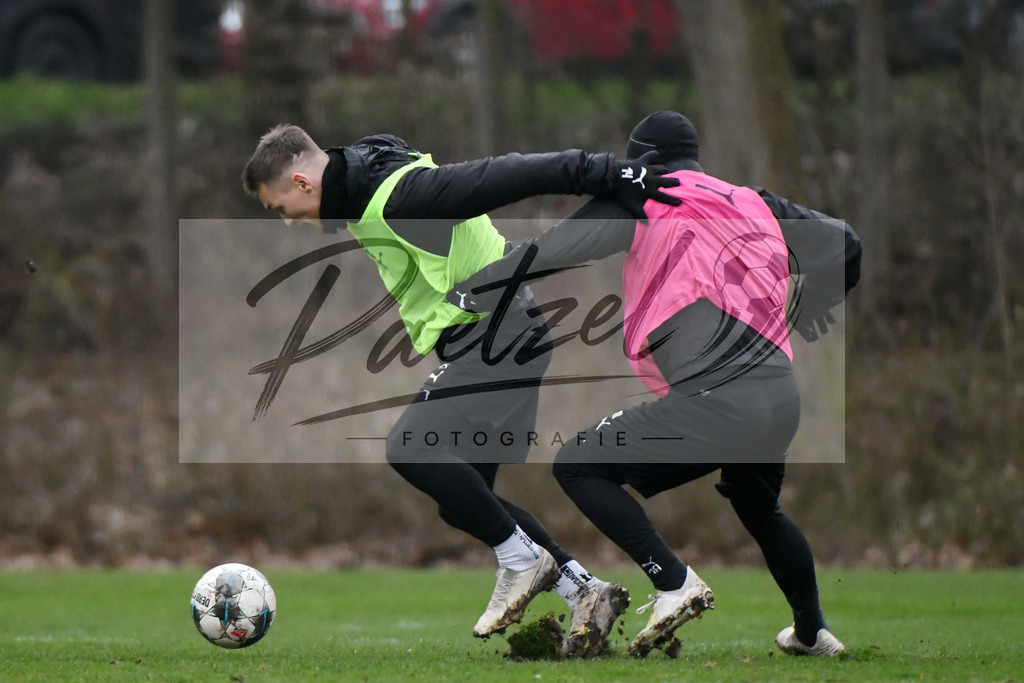 20200220_TRAOSN_0005 | Fussball, Herren: Sven Koehler (VfL Osnabrueck) und Kevin Wolze (VfL Osnabrueck) im Zweikampf waehrend der Trainingseinheit des VfL Osnabrueck im Sportpark Illoshoehe am 20.02.2020 in Osnabrueck, Deutschland. - Realisiert mit Pictrs.com