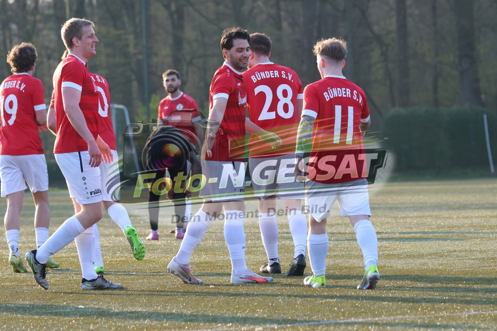 Bünder SV - TV Elverdissen | Auf dem Bild zu sehen: rot Bünder SV Mitte: Batuhan Kaymak Bünder SV, TV Elverdissen, Saison 25/26, Kreisliga A, Deutschland - Realisiert mit Pictrs.com