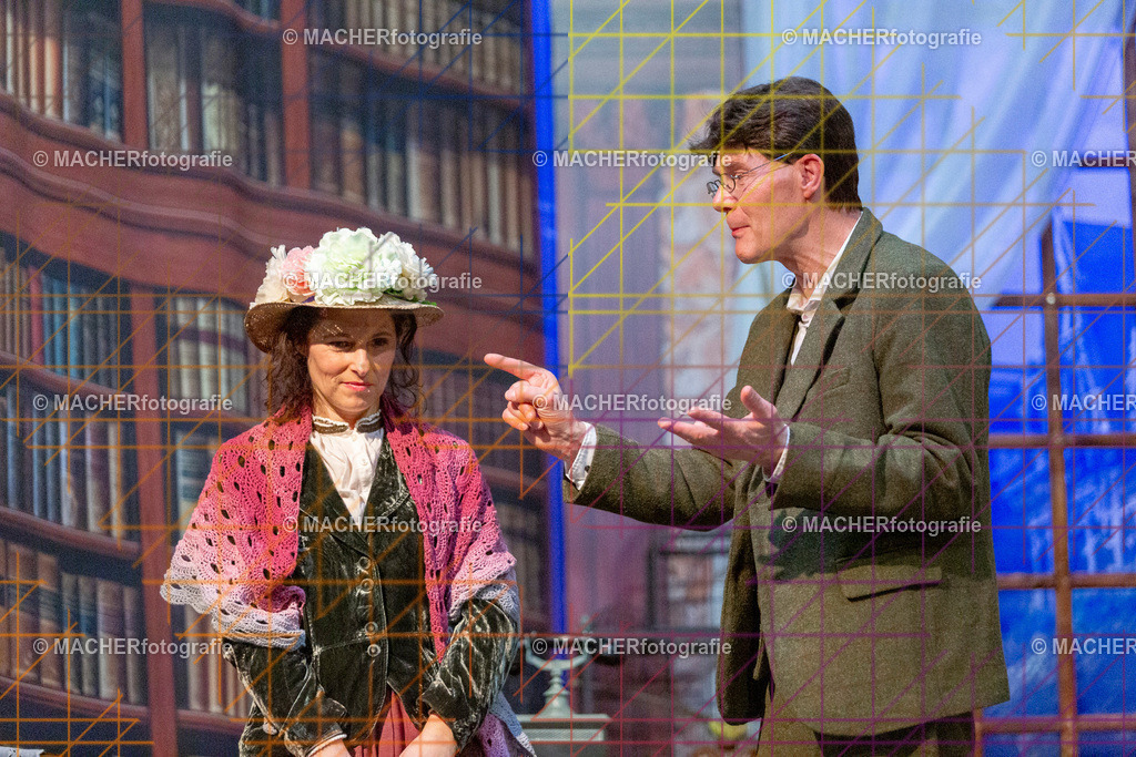 139_MFL-2025 | Portraitbilder von Regisseur; Darsteller; Techniker; Maske; Kostüme; Chor; Musiker; Bilderserie der Generalprobe und der Premierenvorstellung, Szenenbilder; Ausdrucksstudien; Bühnenüberblick; Bühnenkulissen; Pressefotos inkl. Redaktionsfoto Darstellergruppe.