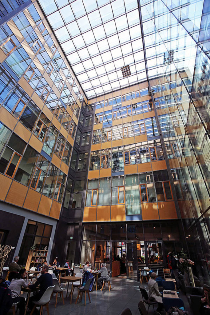Bildlexikon Leipzig - Bamberger & Hertz - Königsbau - Lukas Bäcker | Das Team hinter BILDLEXIKON LEIPZIG bündelt historische wie aktuelle Informationen über die Stadt Leipzig in Text und Bild auf einer Plattform und stellt diese der interessierten Öffentlichkeit zur Verfügung.