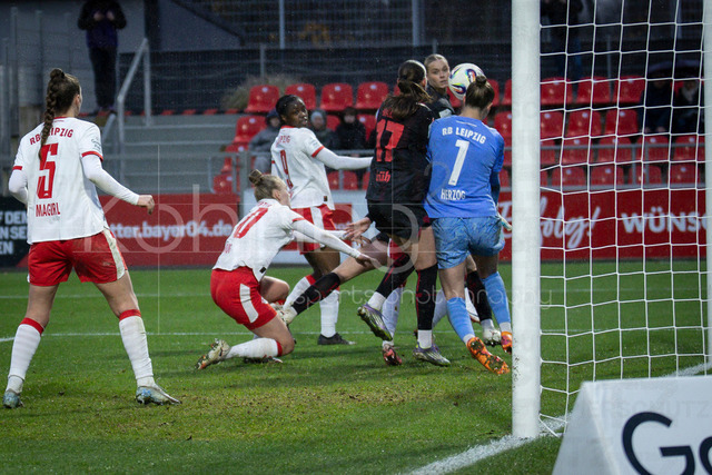 Frauen Fußball-Bundesliga; Bayer 04 Leverkusen - RB Leipzig, 06.12.2025 | Elvira Herzog (RB Leipzig, 1) wehrt ungewollt mit dem Kopf ab; Bayer 04 Leverkusen - RB Leipzig an Spieltag 12 der Google Pixel Frauen-Bundesliga am 06.12.2025 im Ulrich-Haberland-Stadion in Leverkusen (Nordrhein-Westfalen). DFL REGULATIONS PROHIBIT ANY USE OF PHOTOGRAPHS AS IMAGE SEQUENCES AND/OR QUASI-VIDEO.