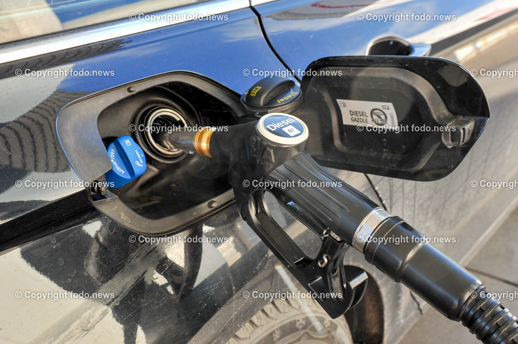 Deutschland_ Baden-Wuerttemberg_ Ebersbach an der Fils_ 14.01.2025-4 | 14.01.2025, Deutschland, GER, Baden-Wuerttemberg, Ebersbach an der Fils, im Bild Auto, Tankstelle, Sprit, Treibstoff, Zapfsaeule, Zapfhahn, Diesel, B7, AdBlue, Tanken