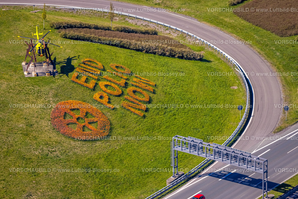 Kamen220403909Rotary | Luftbild, 20.000 Tulpen pflanzten die Kamener Rotarier am Kamener Kreuz unterhalb der ADAC-Hubschrauber-Skulptur. Sie werden in den nächsten Tagen blühen. 
Rotarys Kampf gegen die Kinderlähmung (POLIO Poliomyelitis)
Das größte Projekt, das Rotary in seiner 116-jährigen Geschichte je angepackt hat – der Kampf gegen die Kinderlähmung –, heißt PolioPlus und steht kurz vor dem Ziel: Seit 1988 gelang es mit Hilfe mächtiger Partner wie der Weltgesundheitsorganisation, den größten Teil der Welt durch massive Impfkampagnen von Polio zu befreien. Durch die großen Fortschritte der letzten Jahre rückt das Ziel in greifbare Nähe: Innerhalb der nächsten drei Jahre bis 2023 soll die Übertragungskette weltweit unterbrochen sein. , Kamen, Ruhrgebiet, Nordrhein-Westfalen, Deutschland